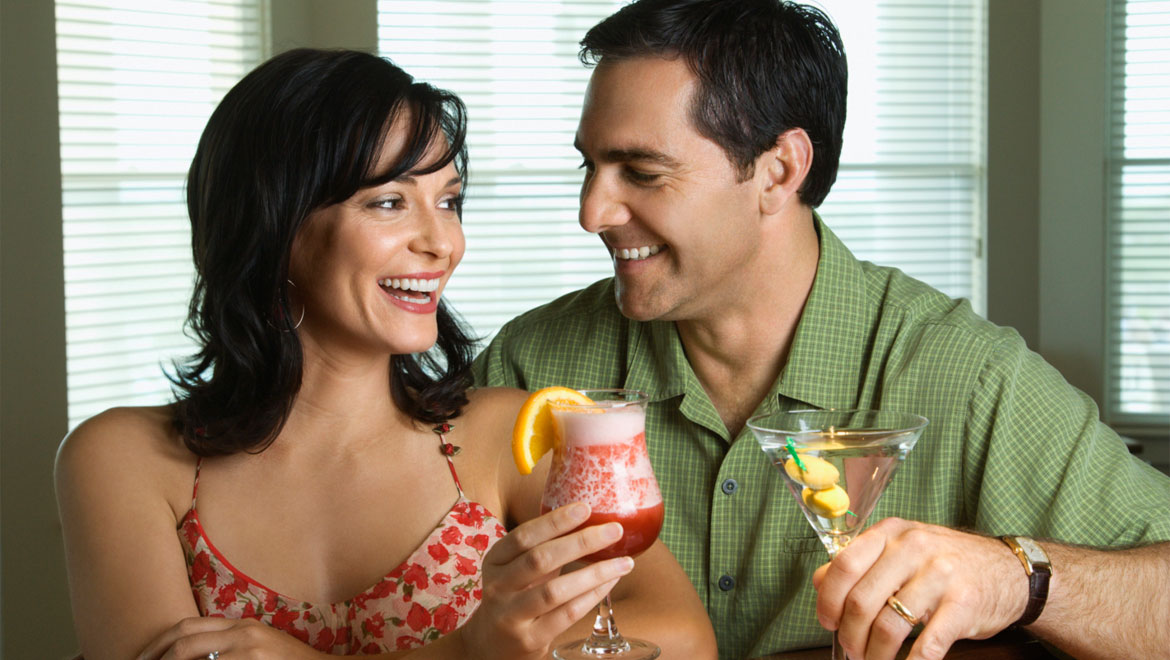 Couple cheering with cocktails