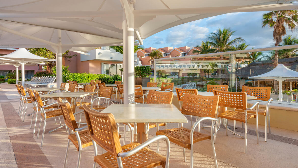 Pool Grill and Bar - Omni Cancun Hotel & Villas