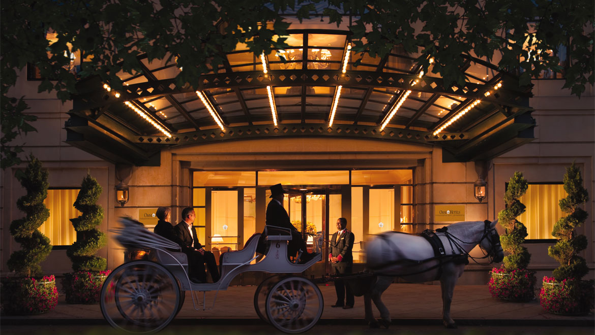 Horse and carriage in front of hotel at Independence Park 