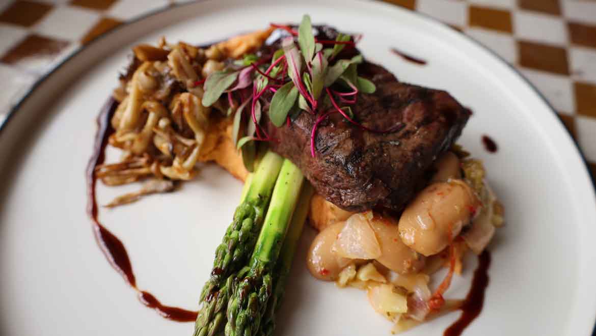 Steak entree with asparagus